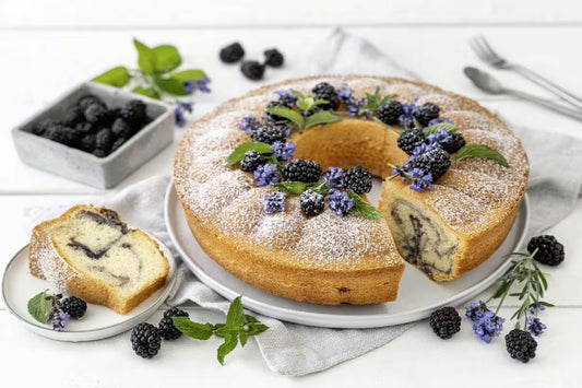 Gâteau au lait de poule et tourbillon de mûres